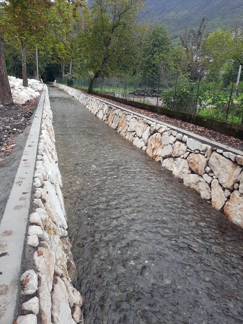 Canale con argini in pietra