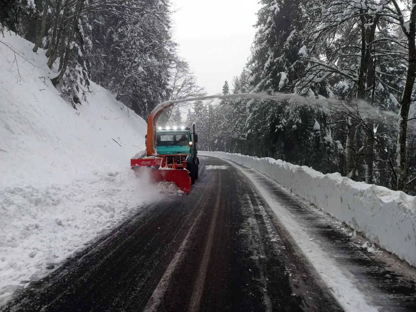 Servizio di sgombero neve con mezzo operativo per pulizia strade